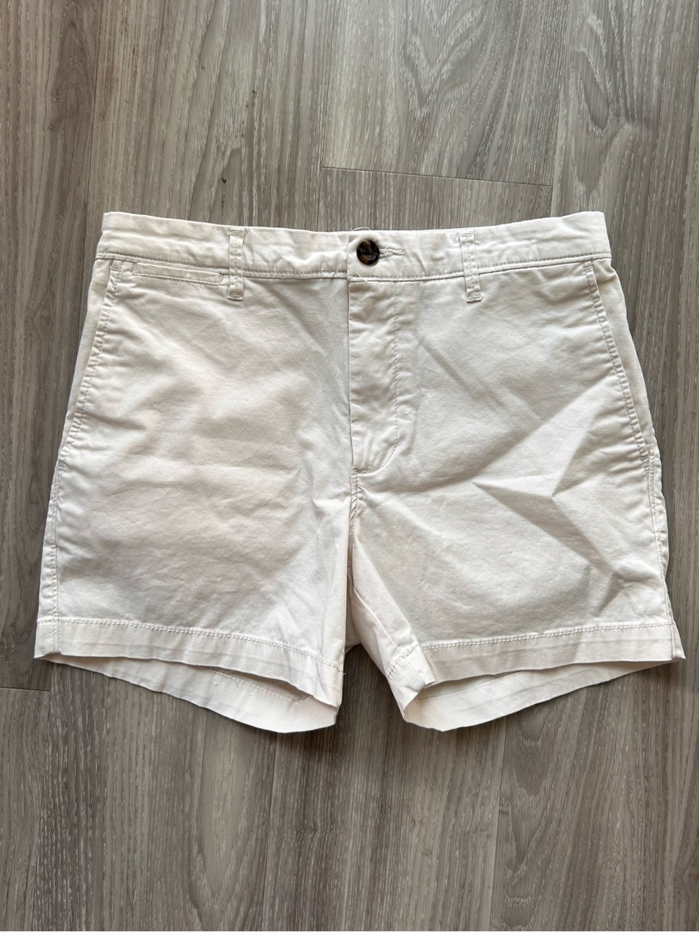 5" Short | Classic Cotton Chino Shorts in Cream / White (29" Waist)